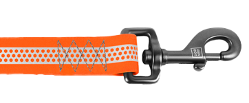 Correa impermeable con herrajes de plástico y metal.